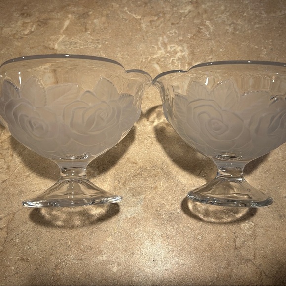 Winter Rose
by STUDIO NOVA 2 Small pedestal bowls with roses - Picture 2 of 8